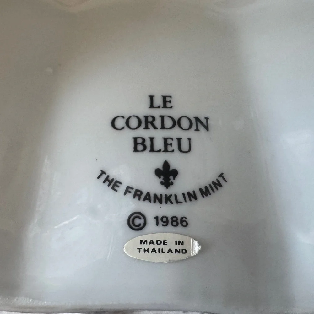 Vintage 1986 Franklin Mint Le Cordon Bleu Bunny Rabbit Porcelain Hanging Mold